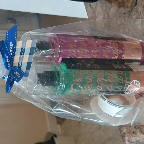 Bath & Body Works Emily in Paris Set Two Sprays And Hand Sanitizer Holder - Picture 7 of 7